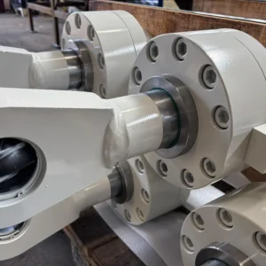 Telescopic cylinder assembly with flanged mounting visible.